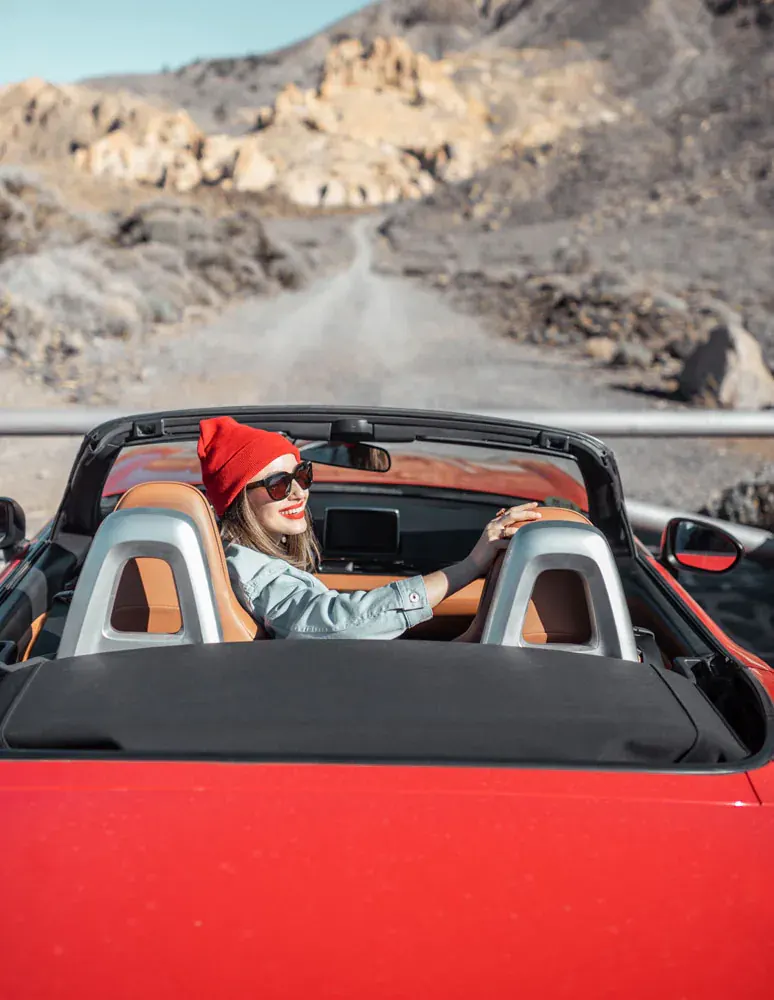 Cabriolet en carretera de desierto