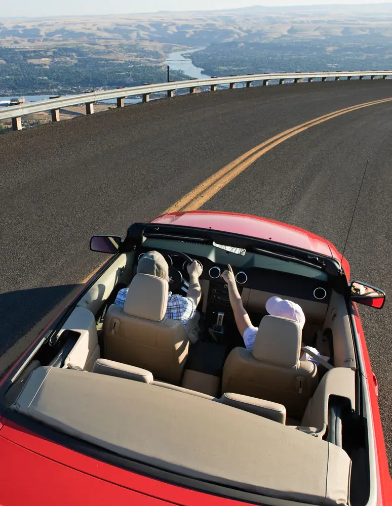 Pareja en road trip con descapotable