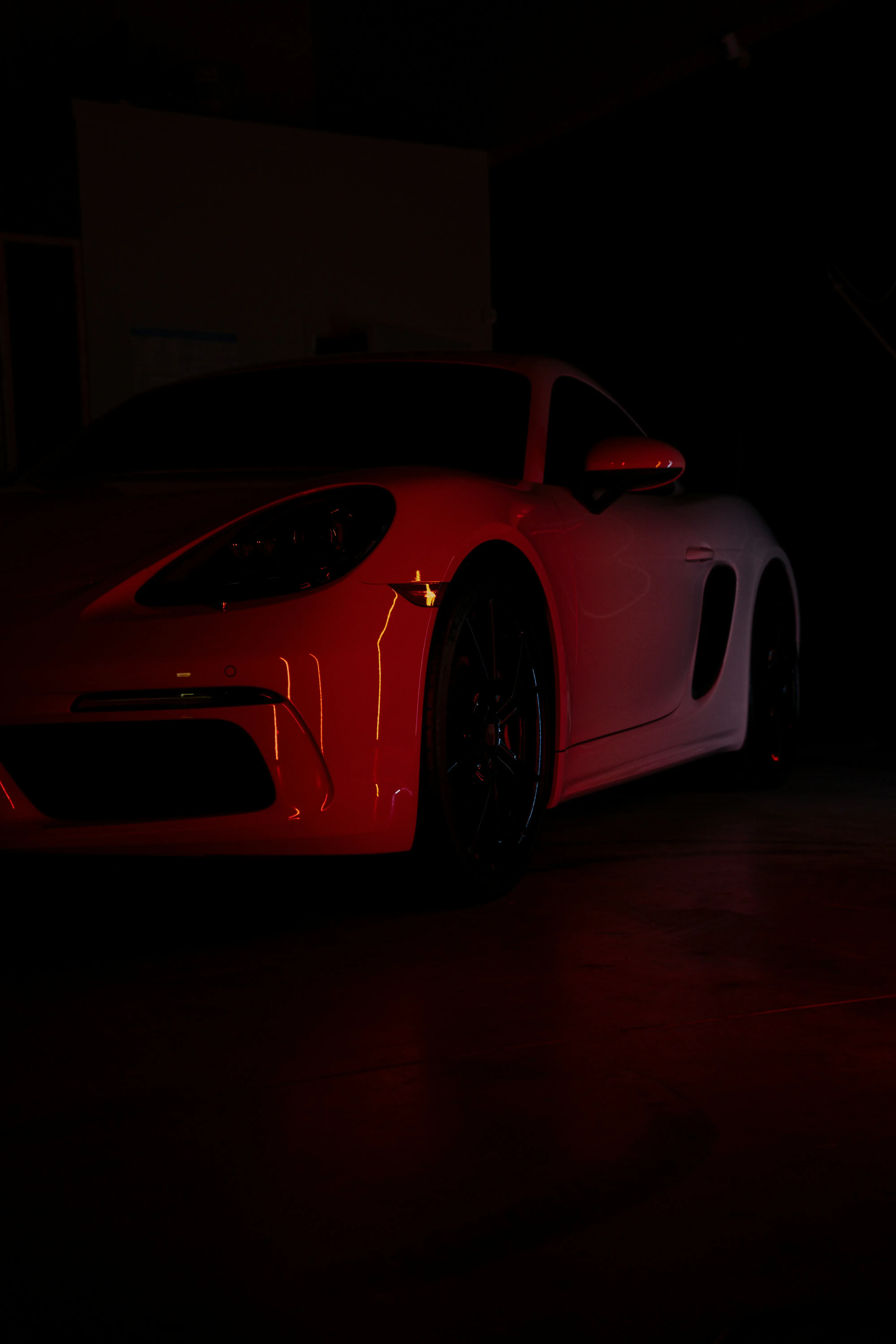 Porsche 718 Cayman bañado en luz roja