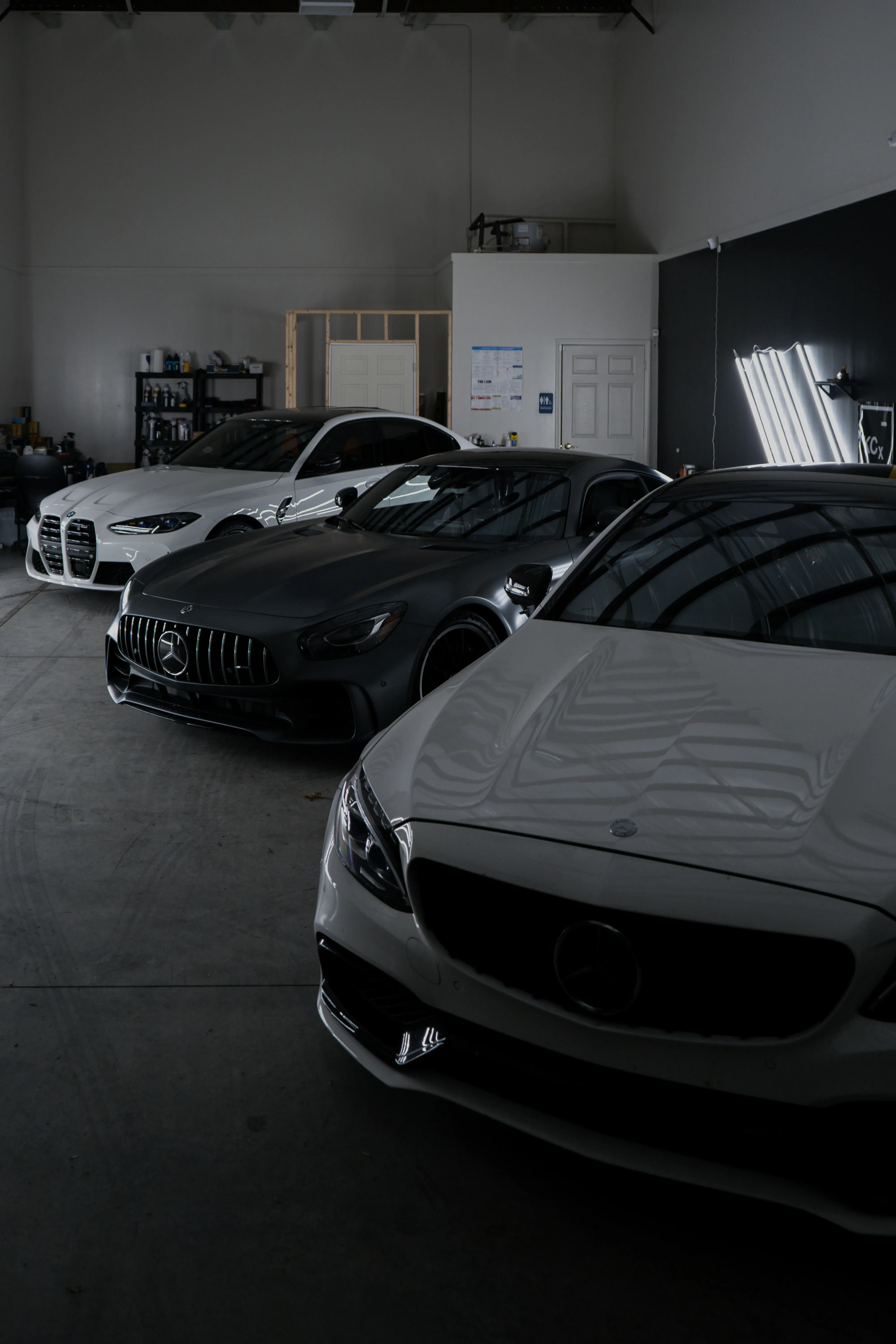 Showroom Spain Luxury Center con vehículos premium